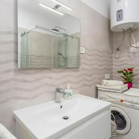 1 Bedroom Lovely In