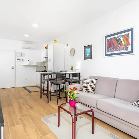 1 Bedroom Lovely In Lägenhet Rijeka